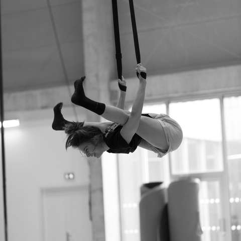Noémi became an artist after intensive training at the CNAC (National Centre for Circus Arts).