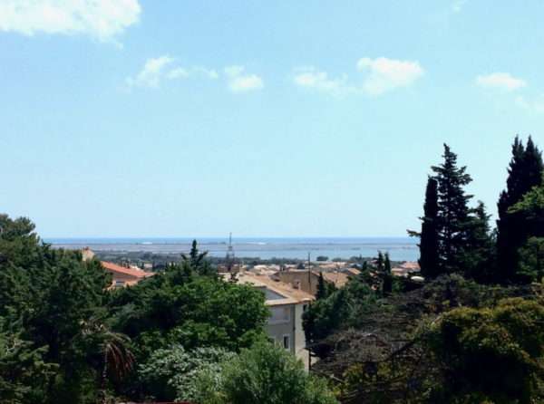 Blick auf das Dorf und das Pflaumenmeer, die Poussada