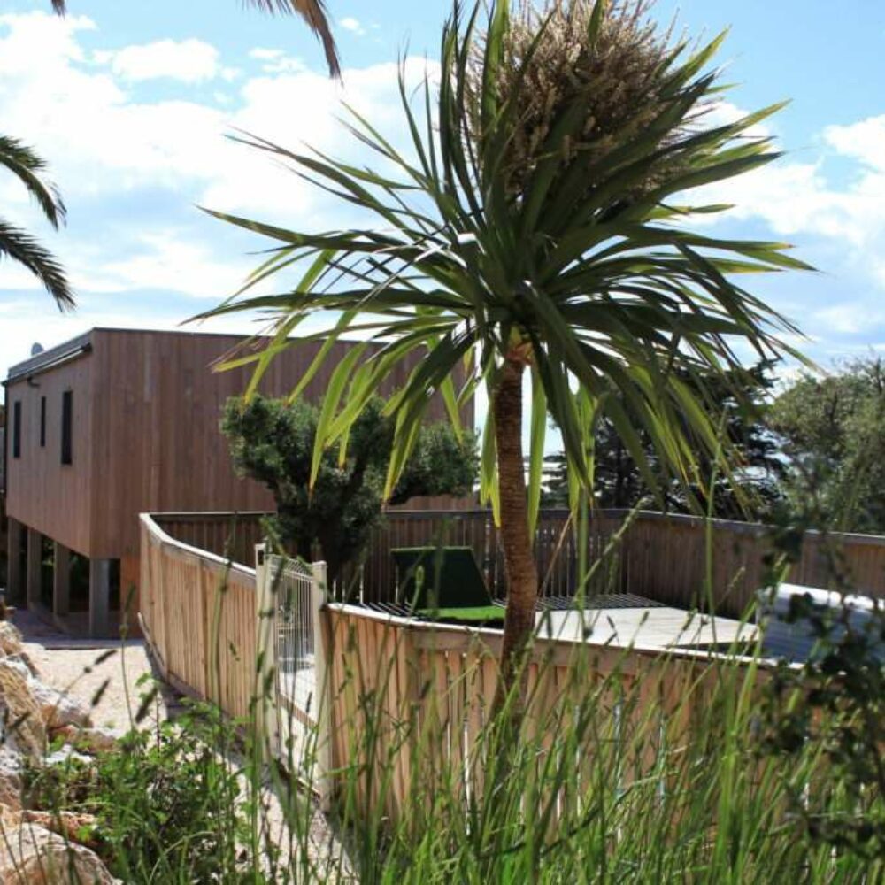 location-leucate-languedoc-vue-mer-07 La poussada, cube 1 , le jardin et sa piscine