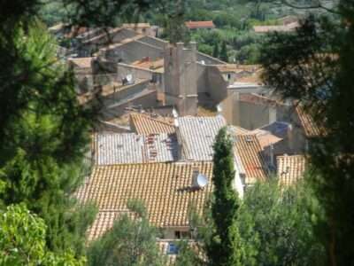 Dorf La Palme von der Garrigue aus gesehen